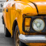 Gammal trasig gul bil